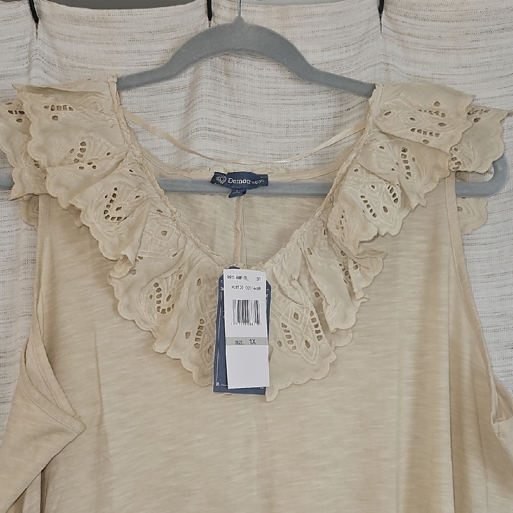 Democracy Cream Ruffled Sleeveless Blouse Size 1X - Picture 4 of 4